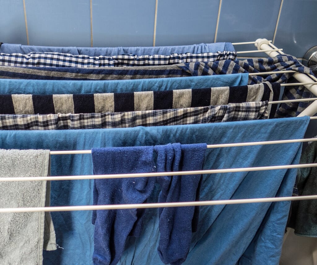 Blue laundry on rack | オンザショア立川店 立川駅徒歩1分年中無休の溶岩ホットヨガスタジオ 物干しに掛けた洗濯物 立川駅徒歩1分年中無休の溶岩ホットヨガスタジオ