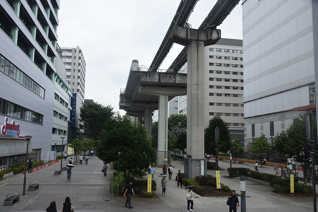 モノレールの高架の下にのびるサンサンロード。よいと祭りの会場になる道