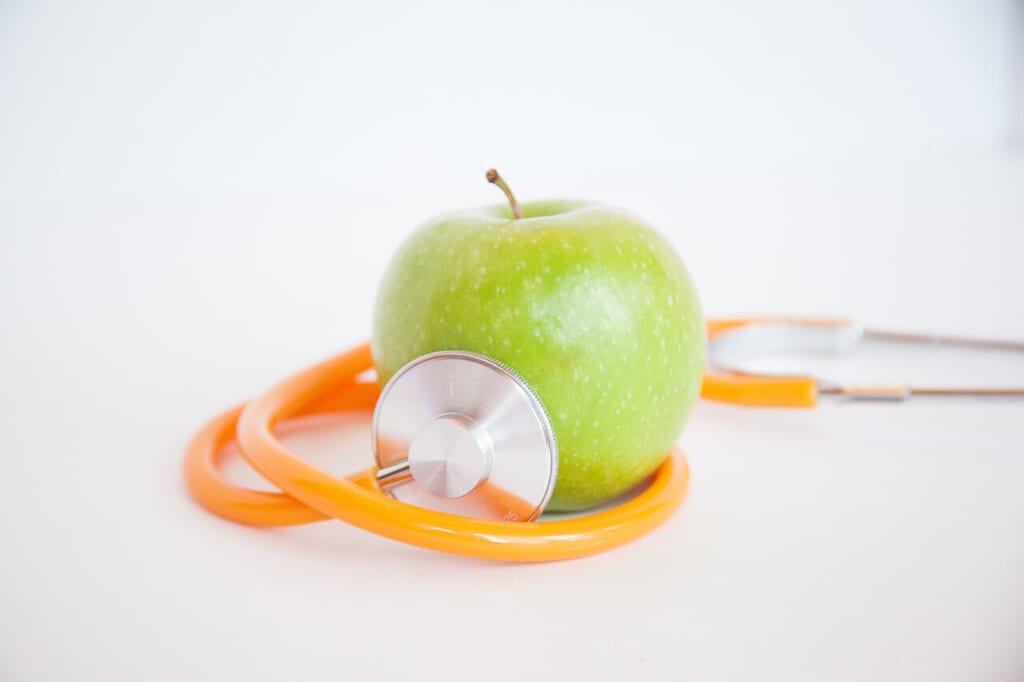 Apple for Health Apple with Stethoscope 16348686815 | オンザショア立川店 立川駅徒歩1分年中無休の溶岩ホットヨガスタジオ リンゴと聴診器を一緒に写した果物と診察に使う医療器具を組み合わせた写真 立川駅徒歩1分年中無休の溶岩ホットヨガスタジオ