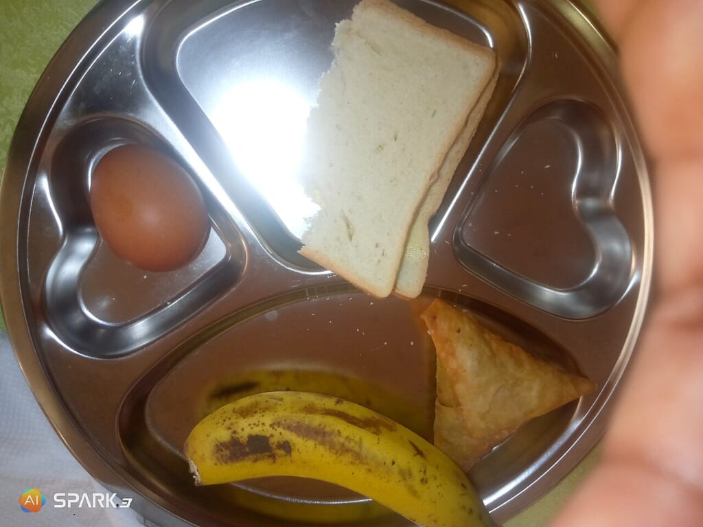 Breakfast of an egg bread sumbusa and a banana | オンザショア立川店 立川駅徒歩1分年中無休の溶岩ホットヨガスタジオ 卵パンサモサバナナを組み合わせた朝食の料理が写っている 立川駅徒歩1分年中無休の溶岩ホットヨガスタジオ