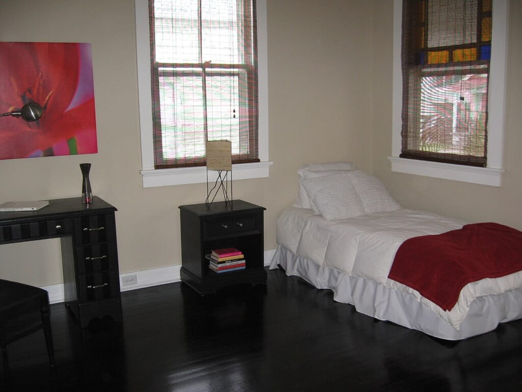 Bedroom Make Over Keep it simple New Orleans | オンザショア立川店 立川駅徒歩1分年中無休の溶岩ホットヨガスタジオ 白い寝具を掛けたベッドの足元に赤いスローを配したシンプルな寝室 立川駅徒歩1分年中無休の溶岩ホットヨガスタジオ