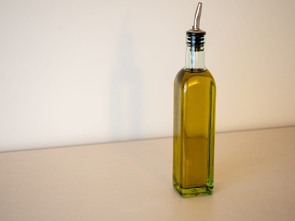 Olive Oil 50316477903 | オンザショア立川店 立川駅徒歩1分年中無休の溶岩ホットヨガスタジオ オリーブ油を入れたボトルの写真食用のオリーブ油とその容器が写っている 立川駅徒歩1分年中無休の溶岩ホットヨガスタジオ