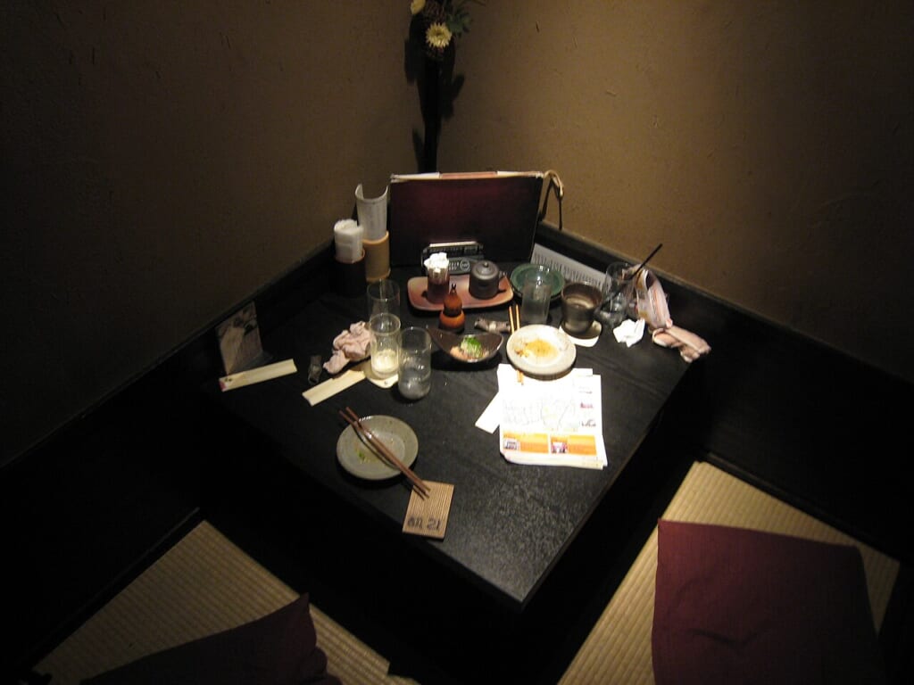 2007年新宿の居酒屋の個室 | オンザショア立川店 立川駅徒歩1分年中無休の溶岩ホットヨガスタジオ 居酒屋の店内に設けられた個室の様子室内の食事空間を写した写真 立川駅徒歩1分年中無休の溶岩ホットヨガスタジオ