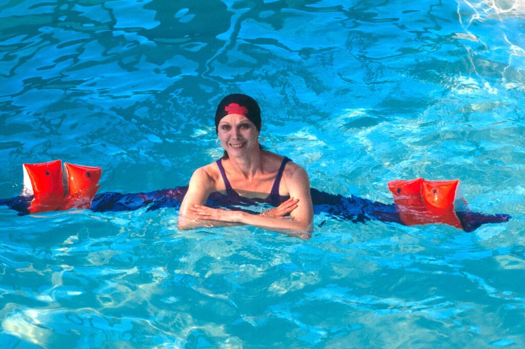 Allegra Kent water aerobics edited | オンザショア立川店 立川駅徒歩1分年中無休の溶岩ホットヨガスタジオ 水中エアロビクスを行うアレグラケントの姿を記録した横長の写真 立川駅徒歩1分年中無休の溶岩ホットヨガスタジオ