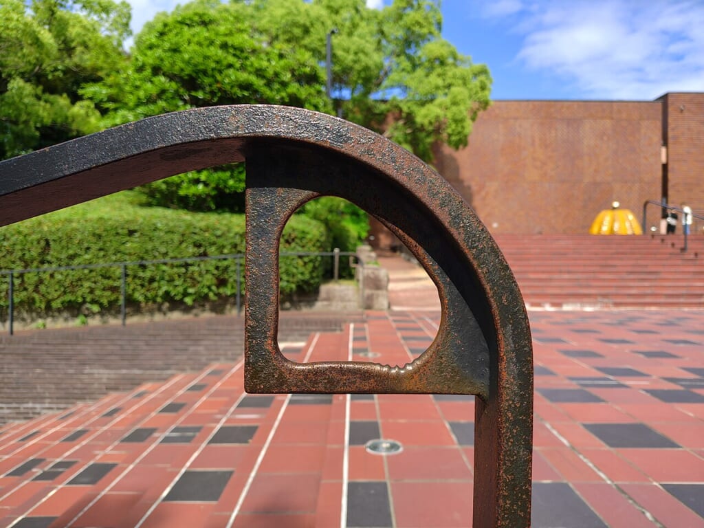Fukuoka Art Museum The stair handrails on the Esplanade Ōhorikōen Chūōku Fukuoka 20260916 153632 | オンザショア立川店 立川駅徒歩1分年中無休の溶岩ホットヨガスタジオ 福岡市美術館のエスプラナードに設けられた階段とその階段の手すり 立川駅徒歩1分年中無休の溶岩ホットヨガスタジオ