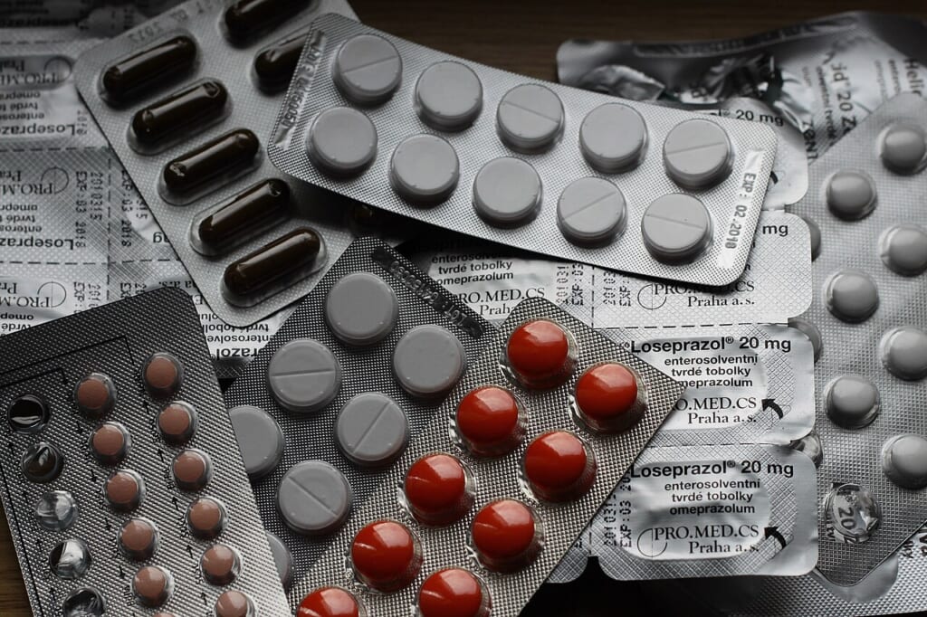 Pills in blister pack | オンザショア立川店 立川駅徒歩1分年中無休の溶岩ホットヨガスタジオ 包装シートのくぼみに一つずつ収められた錠剤ブリスター包装を写した写真 立川駅徒歩1分年中無休の溶岩ホットヨガスタジオ