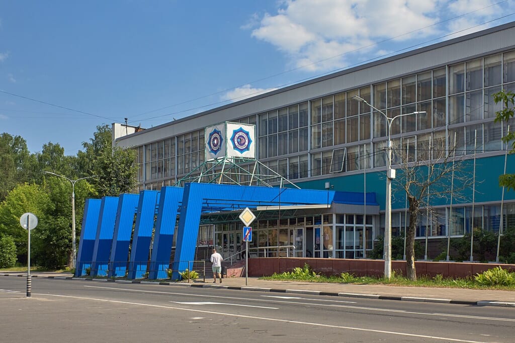Elektrostal Pool Kristall school of the Olympic reserve img01 | オンザショア立川店 立川駅徒歩1分年中無休の溶岩ホットヨガスタジオ ロシアのエレクトロスタリにある水泳施設クリスタルプールの風景 立川駅徒歩1分年中無休の溶岩ホットヨガスタジオ