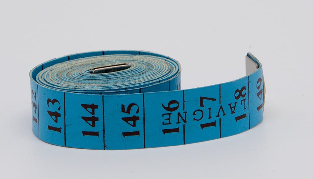 Blue tape measure | オンザショア立川店 立川駅徒歩1分年中無休の溶岩ホットヨガスタジオ センチメートル単位の数字と目盛りが付いた青いメジャーの写真 立川駅徒歩1分年中無休の溶岩ホットヨガスタジオ