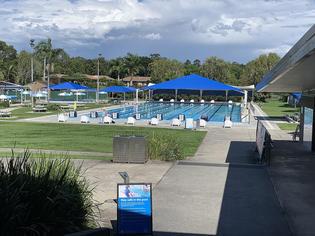 Bellbowrie swimming pool main pool with lanes 2025 | オンザショア立川店 立川駅徒歩1分年中無休の溶岩ホットヨガスタジオ 水泳用のレーンに区切られたプール複数のコースが並ぶメインプールの様子 立川駅徒歩1分年中無休の溶岩ホットヨガスタジオ