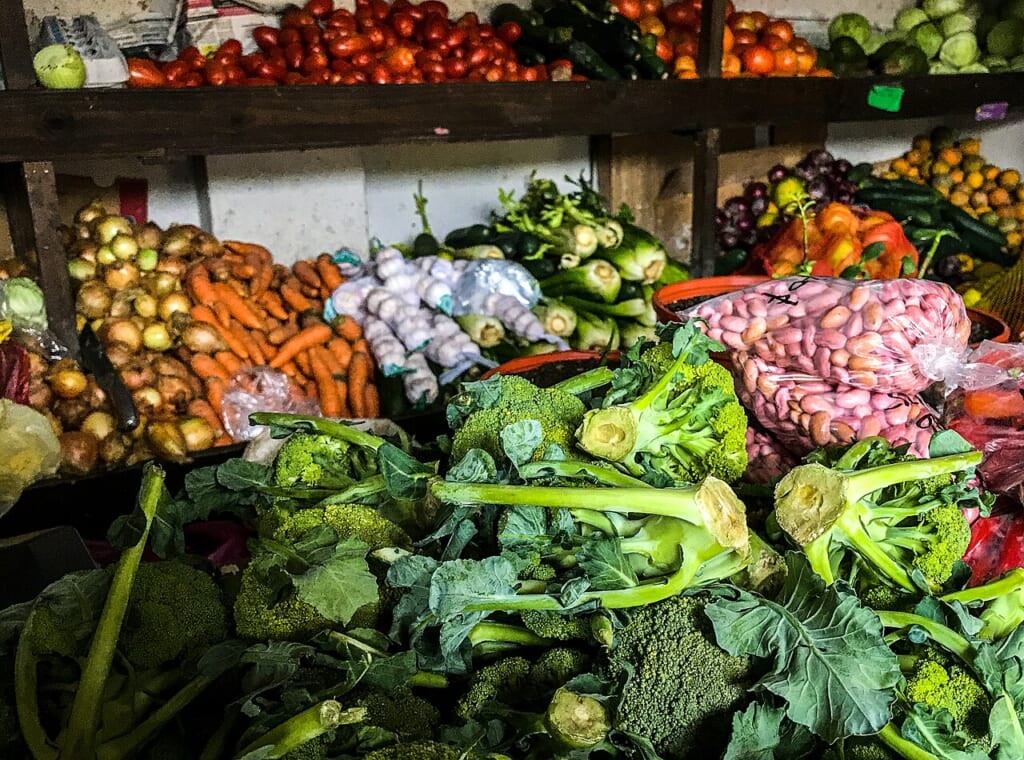 Fresh vegetables and fruits at the market | オンザショア立川店 立川駅徒歩1分年中無休の溶岩ホットヨガスタジオ 市場で販売されている野菜と果物を写した写真さまざまな食材が並ぶ売り場の様子 立川駅徒歩1分年中無休の溶岩ホットヨガスタジオ