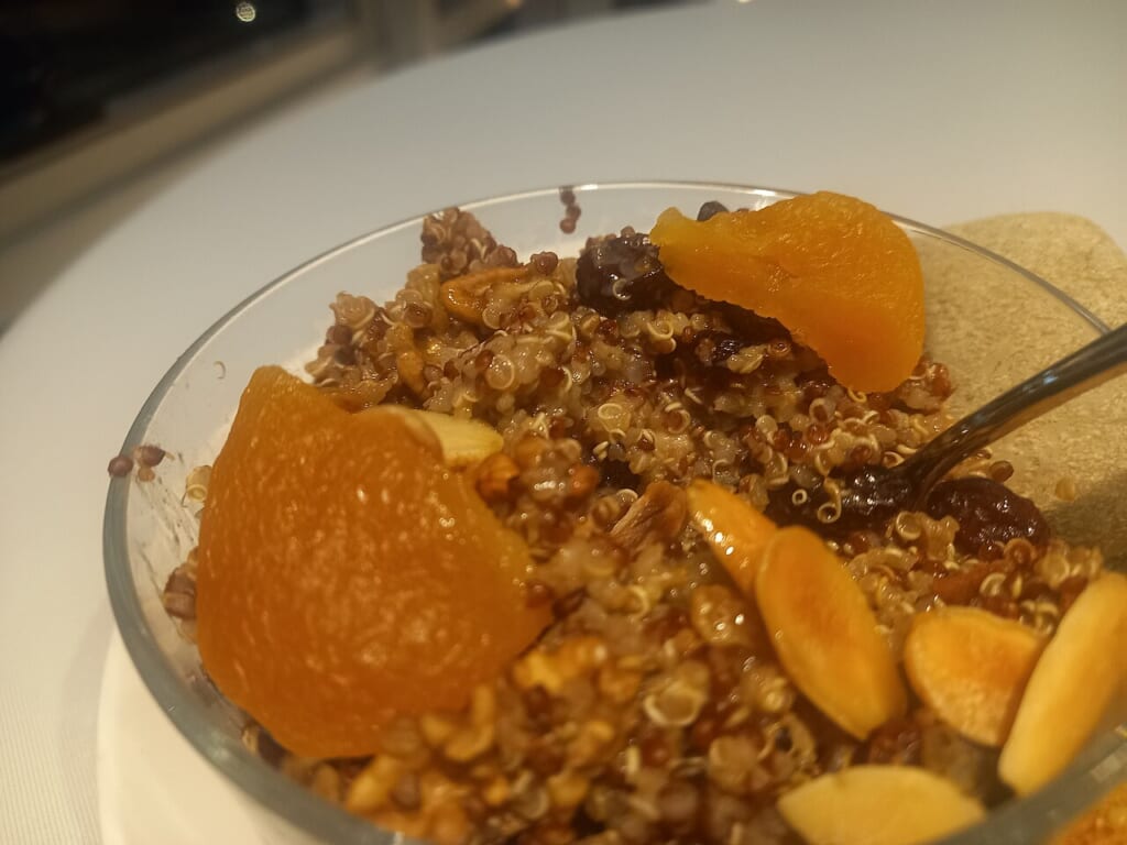 Healthy quinoa salad with dried fruit | オンザショア立川店 立川駅徒歩1分年中無休の溶岩ホットヨガスタジオ ボウルに盛り付けられたキヌアとドライフルーツを合わせたサラダ 立川駅徒歩1分年中無休の溶岩ホットヨガスタジオ