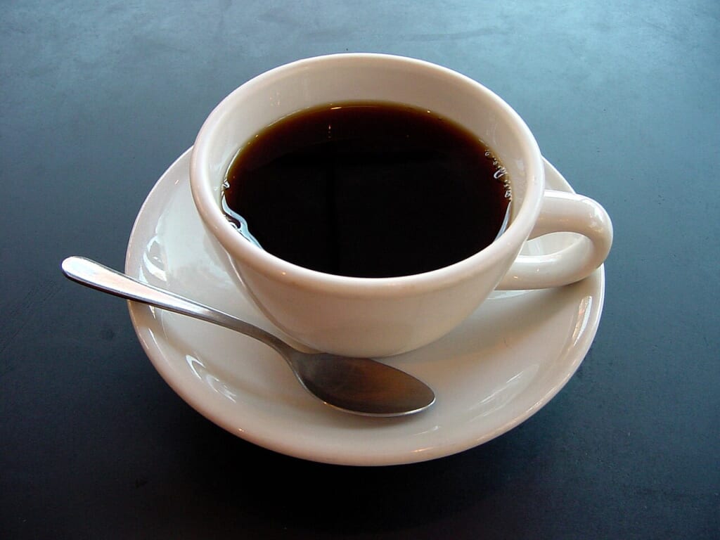 A small cup of coffee | オンザショア立川店 立川駅徒歩1分年中無休の溶岩ホットヨガスタジオ カップに注がれたコーヒーを写した飲み物そのものが主題の写真 立川駅徒歩1分年中無休の溶岩ホットヨガスタジオ