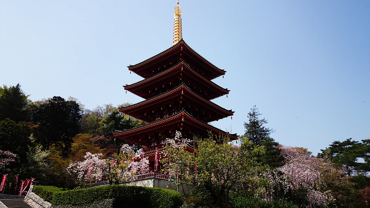 高幡不動尊の五重塔。寺の案内では塔高39.8メートル