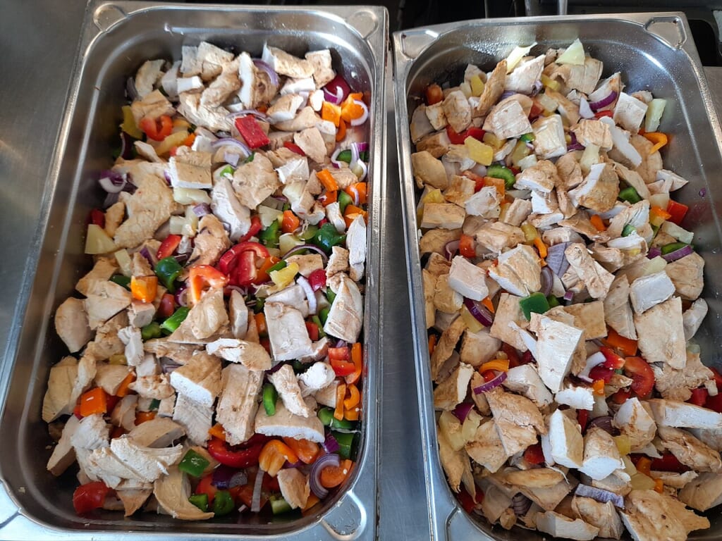 Charity chicken donation makes a healthy meal with added vegetables and sweet sour sauce | オンザショア立川店 立川駅徒歩1分年中無休の溶岩ホットヨガスタジオ 鶏肉に野菜と甘酢ソースを加えて調理した食事の料理を写した写真 立川駅徒歩1分年中無休の溶岩ホットヨガスタジオ