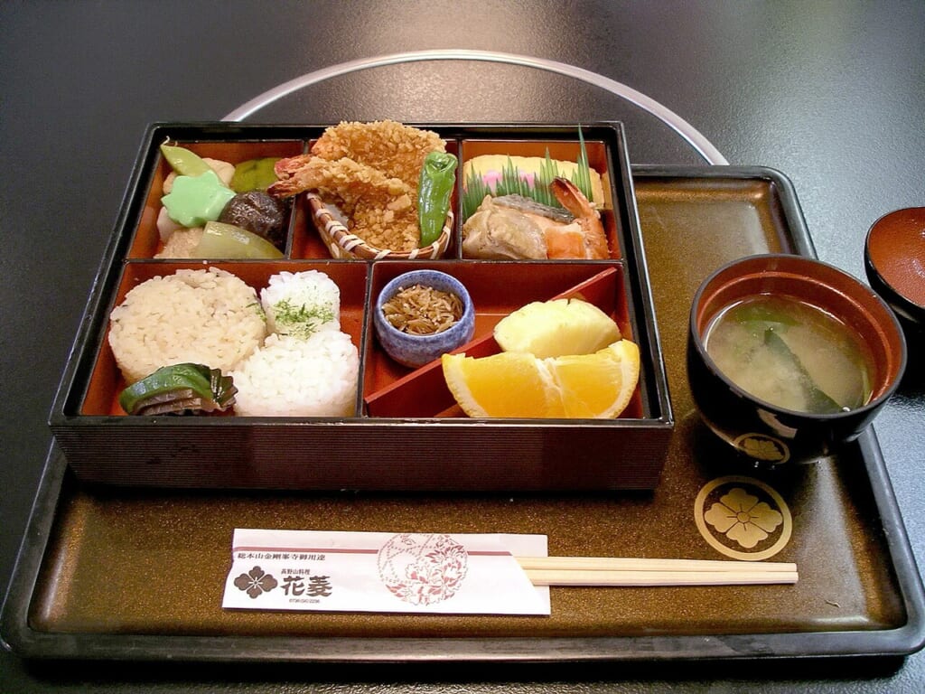 高野山の花菱で提供された弁当弁当箱に盛り付けられた一食分の料理 立川駅徒歩1分年中無休の溶岩ホットヨガスタジオ