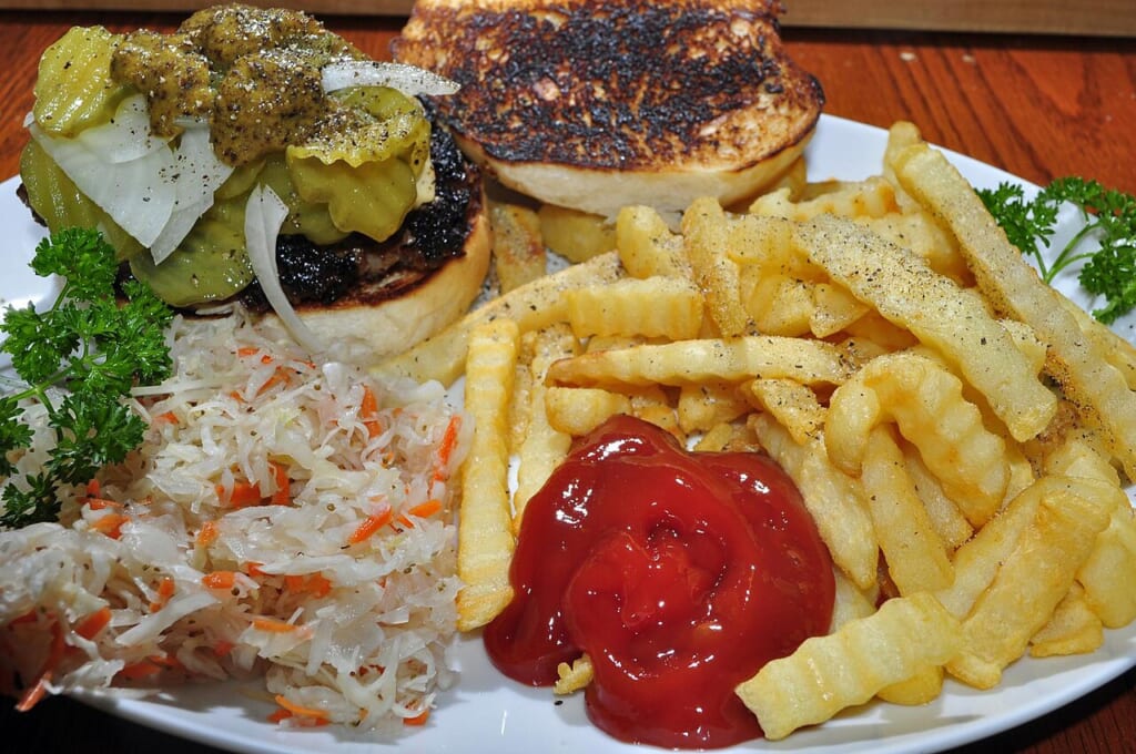 French fries ketchup and hamburger | オンザショア立川店 立川駅徒歩1分年中無休の溶岩ホットヨガスタジオ ハンバーガーとフライドポテトにケチャップを添えた食事の写真 立川駅徒歩1分年中無休の溶岩ホットヨガスタジオ