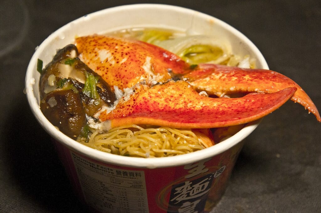 ロブスターの入った器に盛られたインスタント麺の一杯を写した写真 立川駅徒歩1分年中無休の溶岩ホットヨガスタジオ
