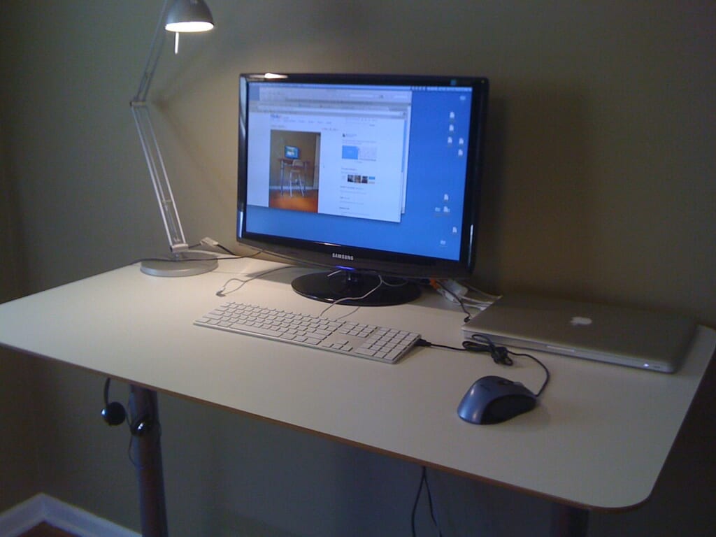 Office Standing Desk 5155525455 | オンザショア立川店 立川駅徒歩1分年中無休の溶岩ホットヨガスタジオ オフィス内に設置された立った姿勢での作業に使うスタンディングデスク 立川駅徒歩1分年中無休の溶岩ホットヨガスタジオ