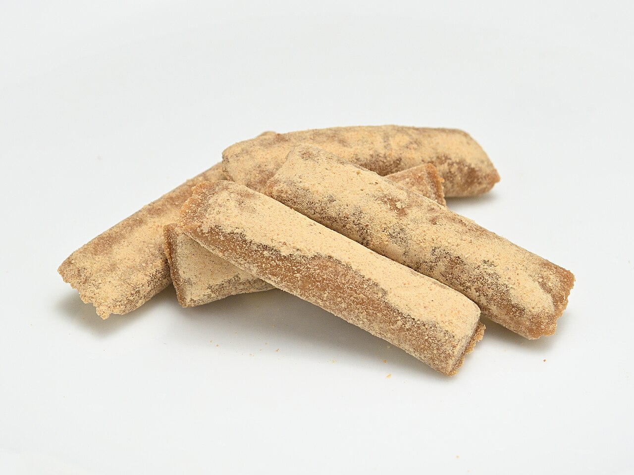駄菓子の定番、きなこ棒。立川の店で撮ったものではない参考の写真