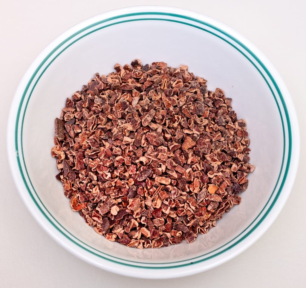Cocoa Nibs in Bowl | オンザショア立川店 立川駅徒歩1分年中無休の溶岩ホットヨガスタジオ 器の中に盛られたカカオ豆を砕いて作った細かなカカオニブの写真 立川駅徒歩1分年中無休の溶岩ホットヨガスタジオ