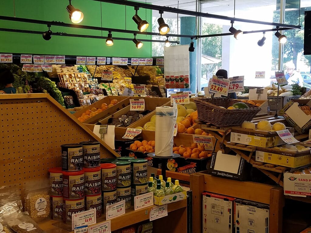 2017 Nijiya Market produce section in Mountain View | オンザショア立川店 立川駅徒歩1分年中無休の溶岩ホットヨガスタジオ スーパーマーケットの青果売り場に野菜や果物が並べられている様子 立川駅徒歩1分年中無休の溶岩ホットヨガスタジオ