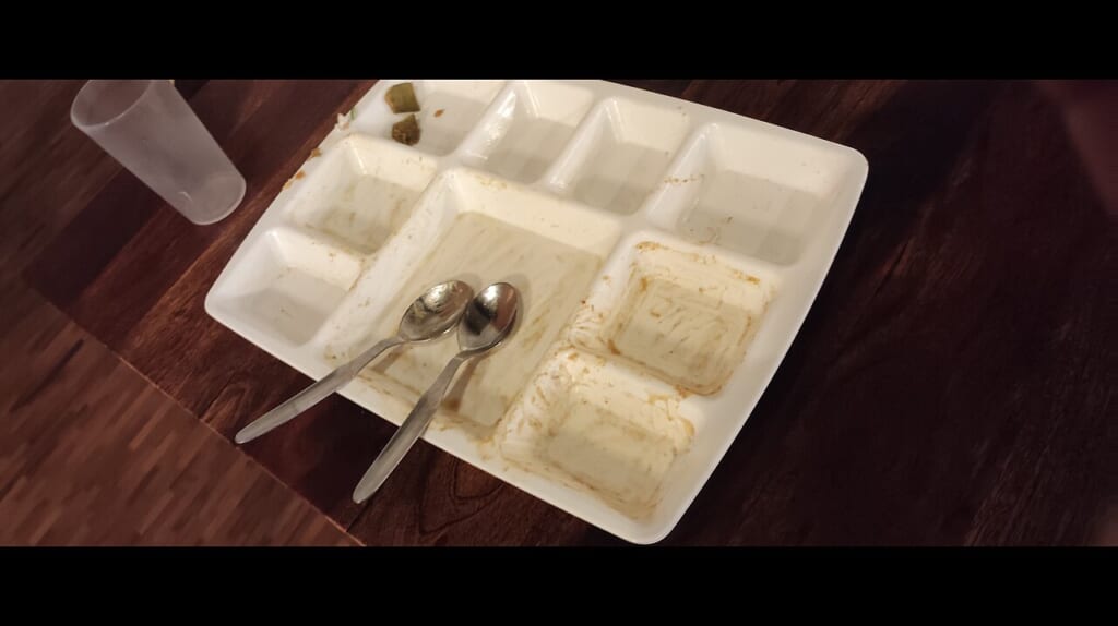 Empty Food plate with minimal food wastage | オンザショア立川店 立川駅徒歩1分年中無休の溶岩ホットヨガスタジオ 食べ物の残りがごくわずかに見られるほぼ空になった食事用の皿の写真 立川駅徒歩1分年中無休の溶岩ホットヨガスタジオ