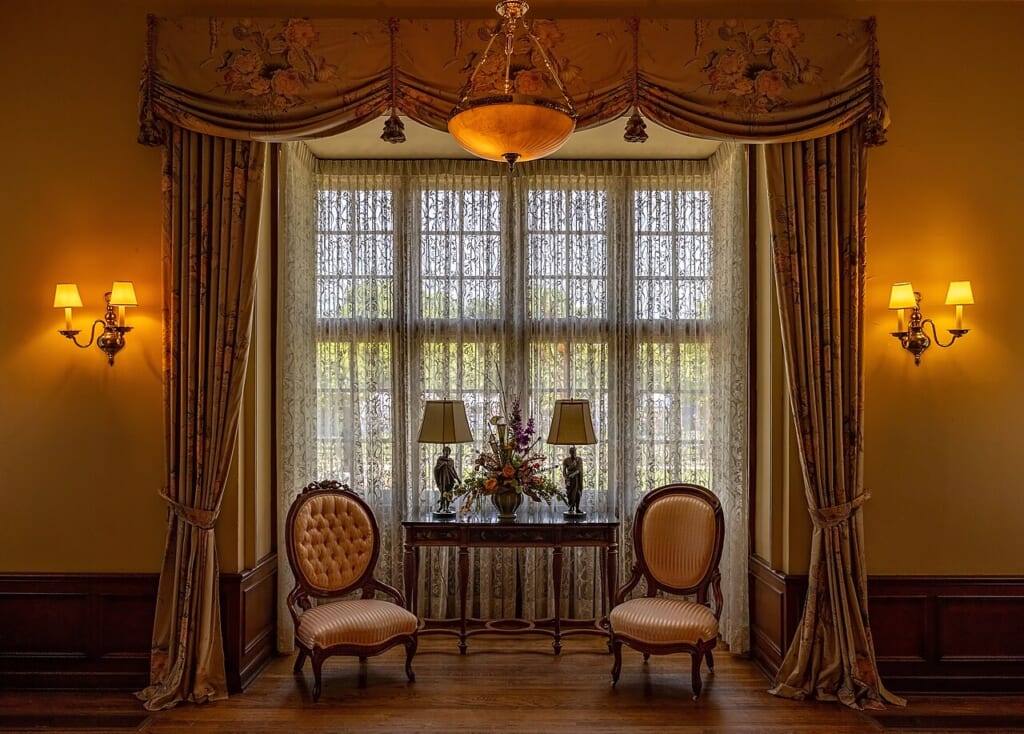 Interior of Willistead Manor two chairs by window Windsor Ontario 20250607 | オンザショア立川店 立川駅徒歩1分年中無休の溶岩ホットヨガスタジオ ウィリステッドマナーの室内で窓辺に二脚の椅子が置かれている 立川駅徒歩1分年中無休の溶岩ホットヨガスタジオ