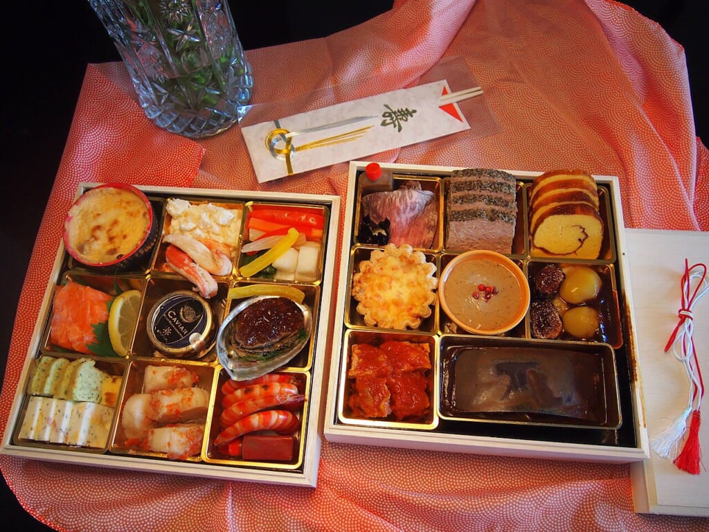 重箱に盛り付けられた日本の正月料理であるおせちのさまざまな料理 立川駅徒歩1分年中無休の溶岩ホットヨガスタジオ