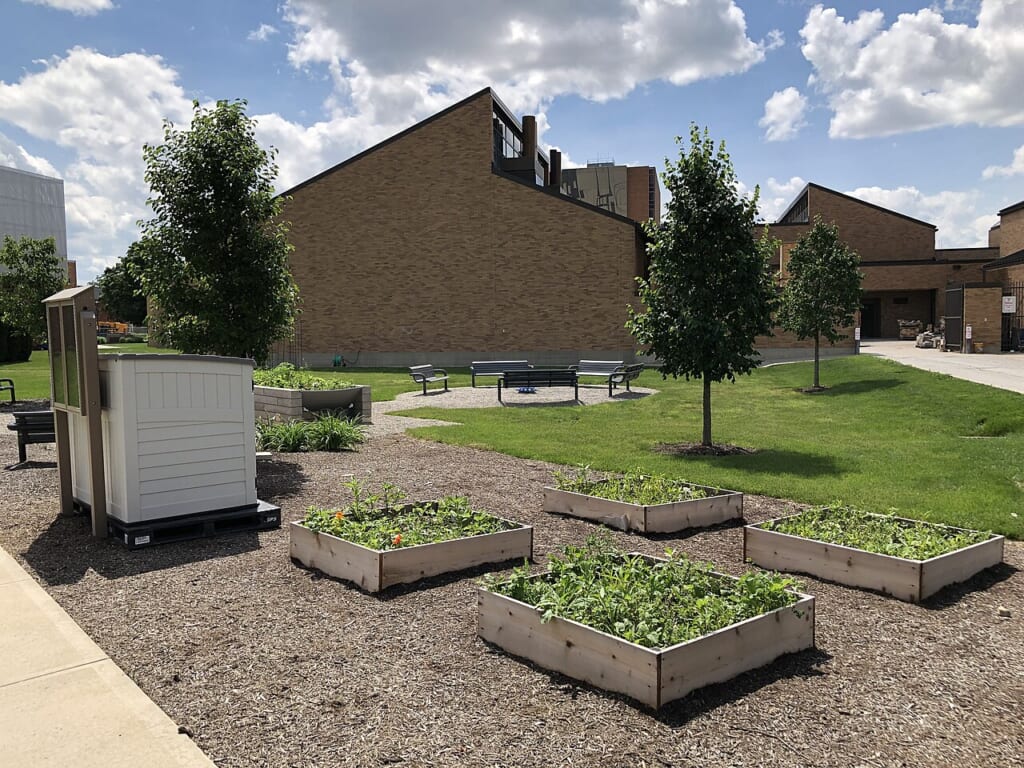 BGSU community garden in summer | オンザショア立川店 立川駅徒歩1分年中無休の溶岩ホットヨガスタジオ 夏の共同菜園の風景屋外で植物を育てるために使われている庭の様子 立川駅徒歩1分年中無休の溶岩ホットヨガスタジオ