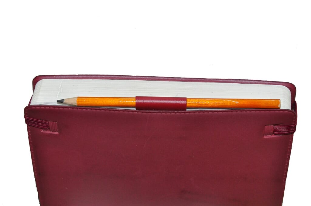 Agenda et crayon | オンザショア立川店 立川駅徒歩1分年中無休の溶岩ホットヨガスタジオ 予定を書き留めるための手帳と手帳に組み込まれた鉛筆が写っている 立川駅徒歩1分年中無休の溶岩ホットヨガスタジオ