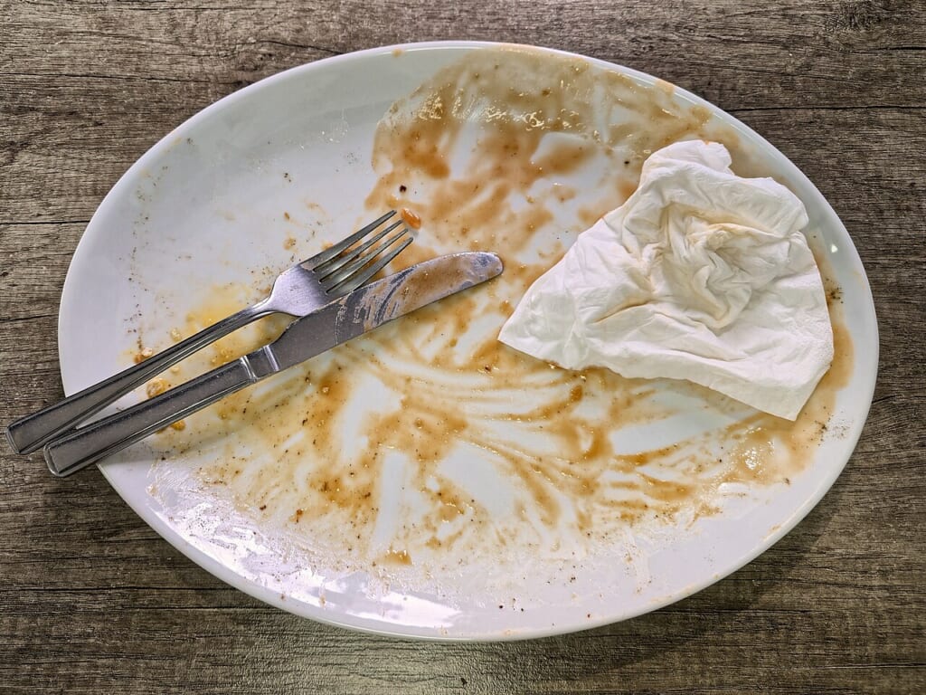 ロンドンのカフェで撮影された料理が載っていない朝食用の皿 立川駅徒歩1分年中無休の溶岩ホットヨガスタジオ