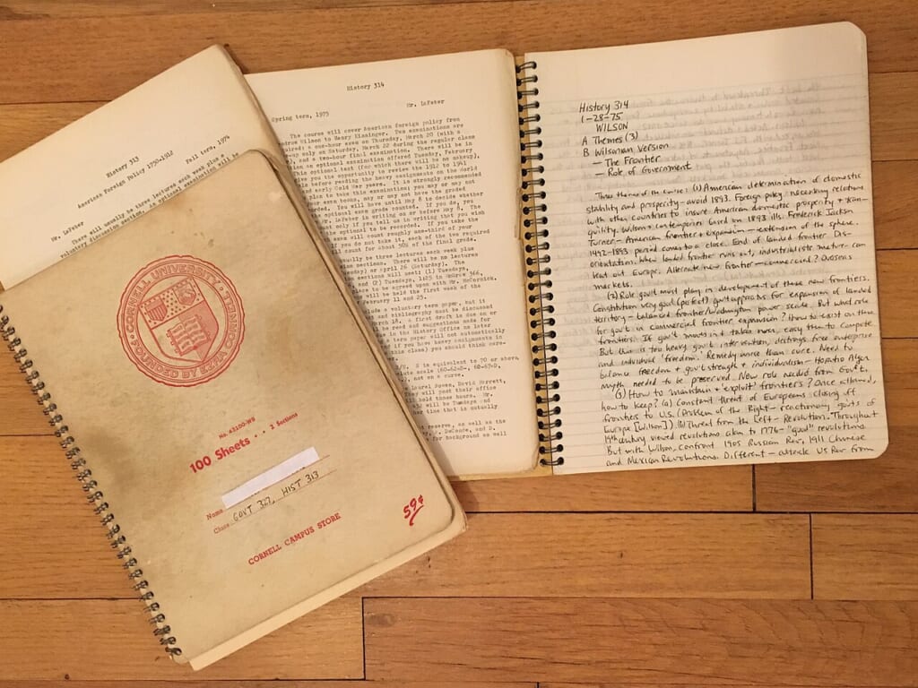 授業の記録を書き込んだ数冊のノート 立川駅徒歩1分年中無休の溶岩ホットヨガスタジオ