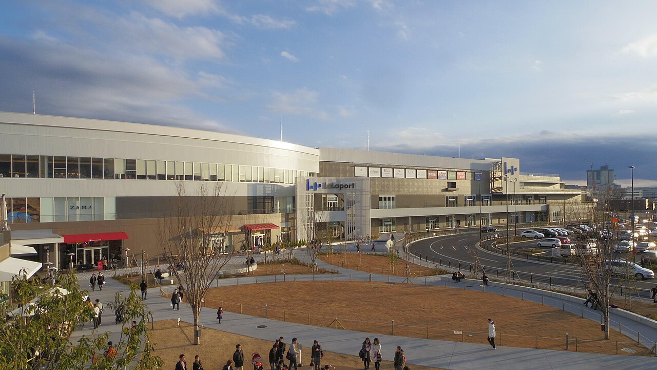 開業直後の2015年12月に撮られたららぽーと立川立飛。広場を人が行き交う。