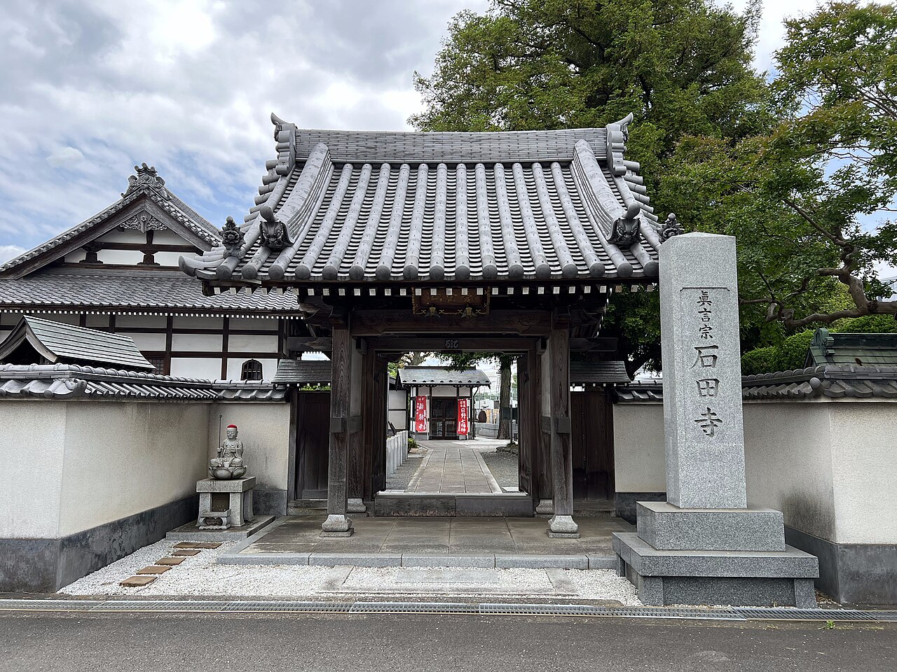 土方歳三の墓がある日野市石田の石田寺の山門