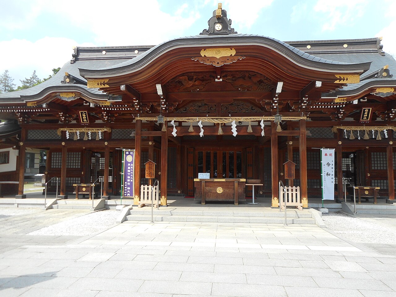 The main hall of Suwa Shrine in Shibasaki-cho, Tachikawa, which now holds the Hachiman Shrine's Amida Buddha