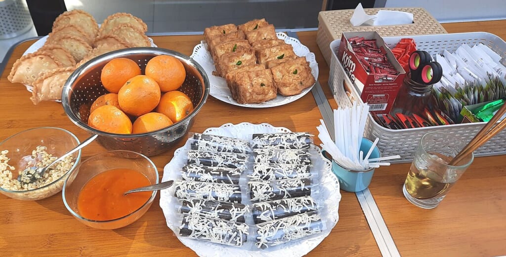 Fruit and Indonesia Traditional Food Buffet Prasmanan | オンザショア立川店 立川駅徒歩1分年中無休の溶岩ホットヨガスタジオ 果物やインドネシアの料理飲み物など複数の種類の食品が並ぶビュッフェ 立川駅徒歩1分年中無休の溶岩ホットヨガスタジオ