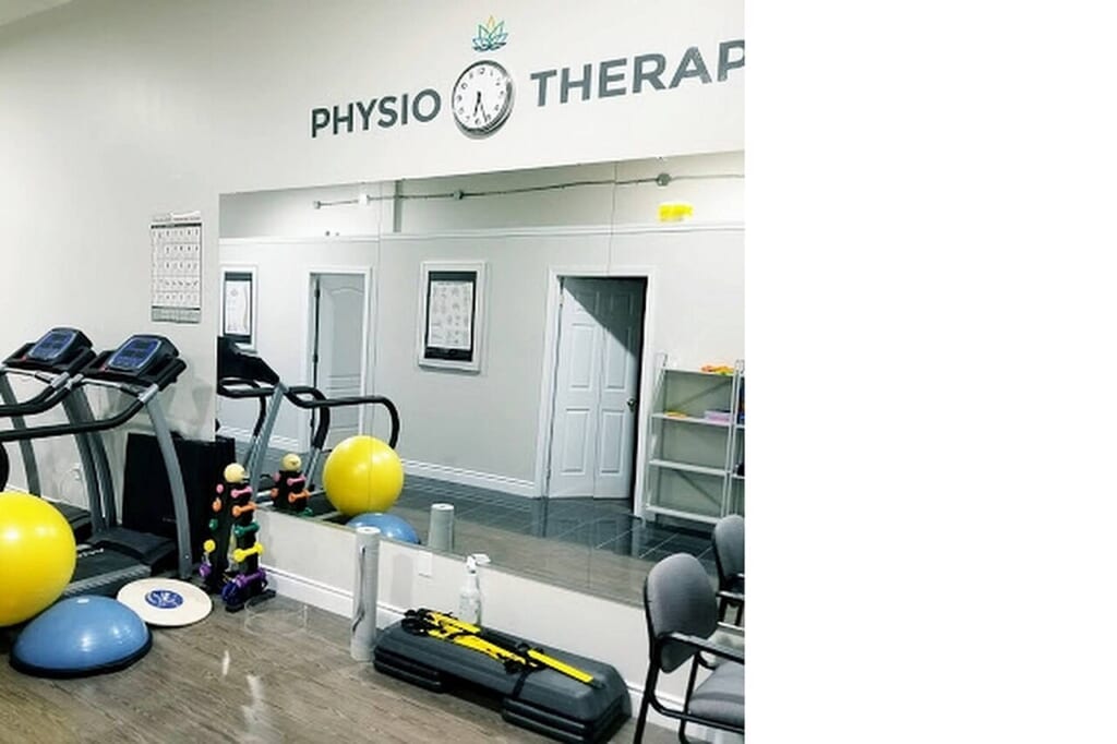 Curezone Physiotherapy | オンザショア立川店 立川駅徒歩1分年中無休の溶岩ホットヨガスタジオ 理学療法のクリニック内に設置された運動のために使う各種の器具 立川駅徒歩1分年中無休の溶岩ホットヨガスタジオ