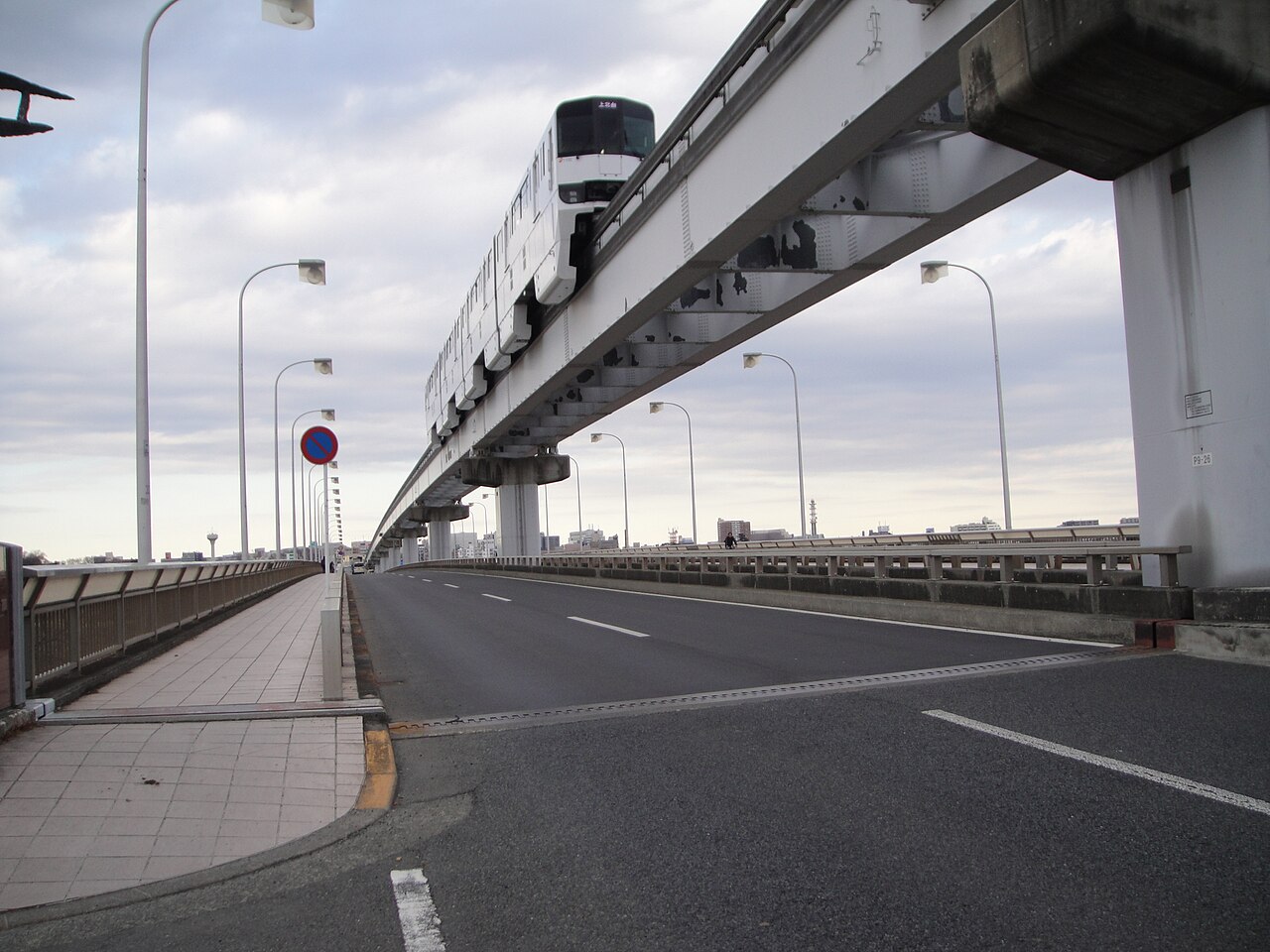 立日橋の上を見上げる。道路の上の段を多摩都市モノレールが走る