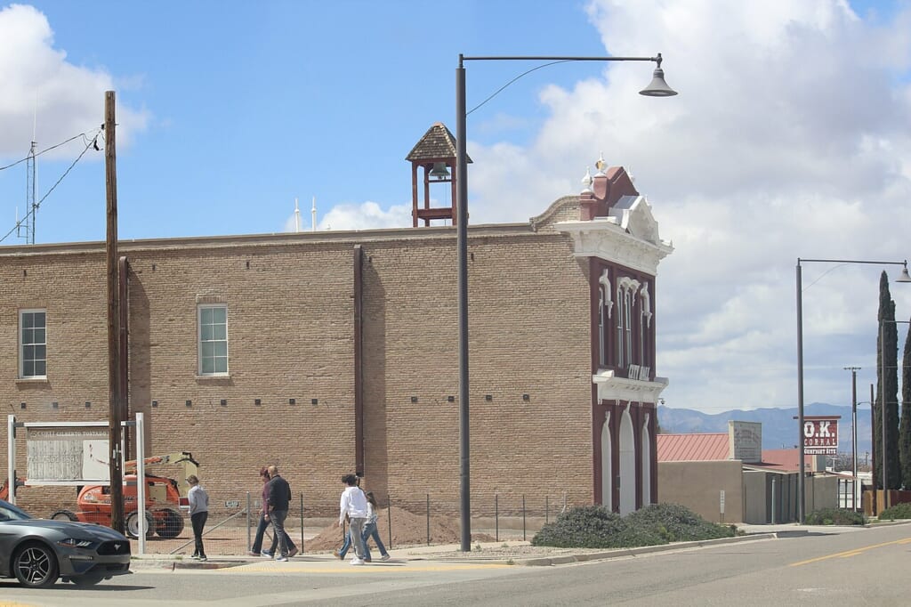 People walking by Old Tombstone City Hall | オンザショア立川店 立川駅徒歩1分年中無休の溶岩ホットヨガスタジオ 旧トゥームストーン市庁舎のそばを歩く人々を写した街路での歩行の写真 立川駅徒歩1分年中無休の溶岩ホットヨガスタジオ