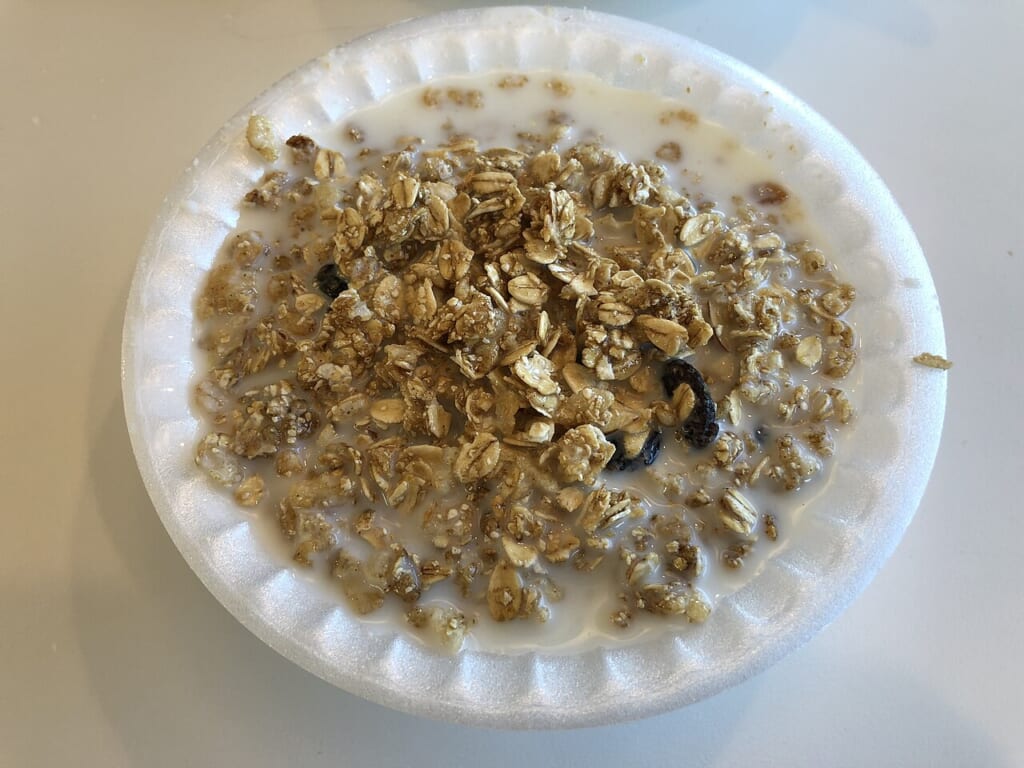 20190720 07 49 51 A bowl of granola in milk at the Marriott Residence Inn on Katy Mills Parkway in Katy Fort Bend County Texas | オンザショア立川店 立川駅徒歩1分年中無休の溶岩ホットヨガスタジオ 牛乳とともに器に盛られたグラノーラを写した朝食用シリアルの一皿 立川駅徒歩1分年中無休の溶岩ホットヨガスタジオ