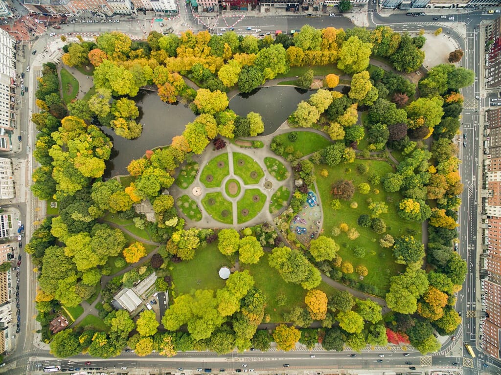 ダブリンの市街地中心部にあるセントスティーブンスグリーンを上空から捉えた風景 立川駅徒歩1分年中無休の溶岩ホットヨガスタジオ