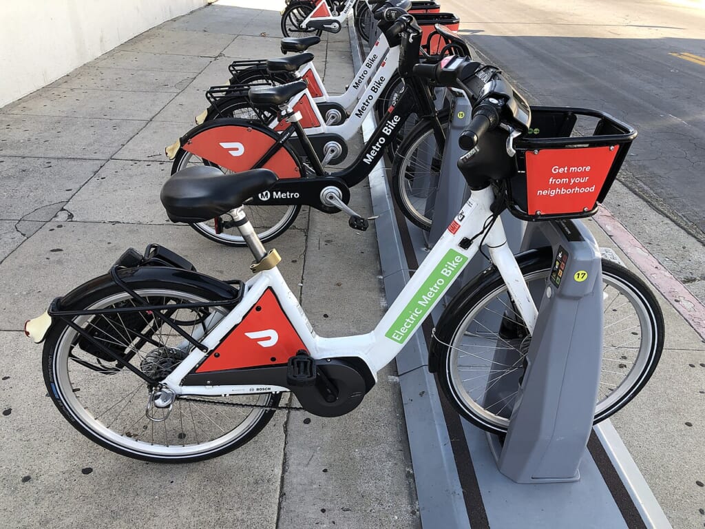 LACMTA Bike Share electric bicycle drive side | オンザショア立川店 立川駅徒歩1分年中無休の溶岩ホットヨガスタジオ シェアサイクルの貸出拠点にある電動自転車を駆動系のある側から写した一台 立川駅徒歩1分年中無休の溶岩ホットヨガスタジオ