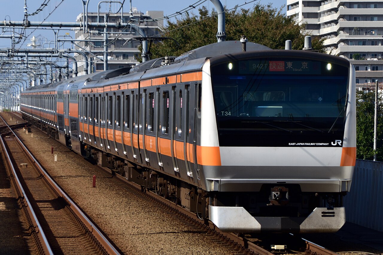 A Chuo Line Rapid E233-series train with Green Cars at Musashi-Sakai Station in 2024 (not taken in Tachikawa)