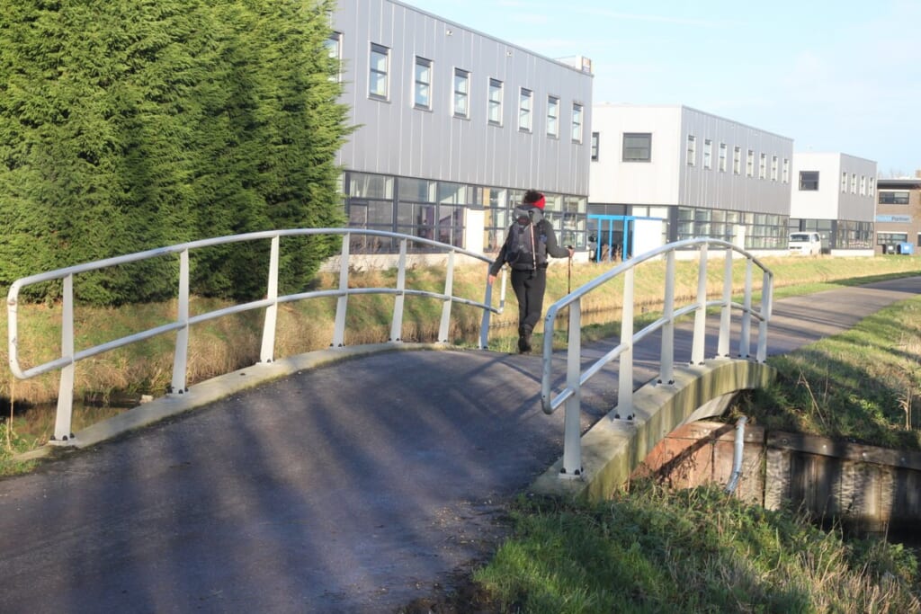 Nordic walking | オンザショア立川店 立川駅徒歩1分年中無休の溶岩ホットヨガスタジオ 両手にポールを持って歩く女性によるノルディックウォーキングの様子 立川駅徒歩1分年中無休の溶岩ホットヨガスタジオ