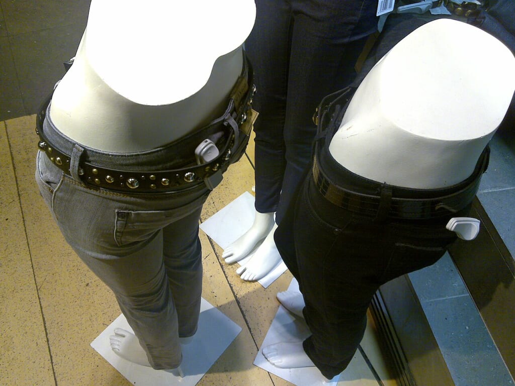 Jeans 2009 | オンザショア立川店 立川駅徒歩1分年中無休の溶岩ホットヨガスタジオ ベルトを締めたジーンズをはいた腰から下だけの形のマネキンが店の床に並んでいる 立川駅徒歩1分年中無休の溶岩ホットヨガスタジオ
