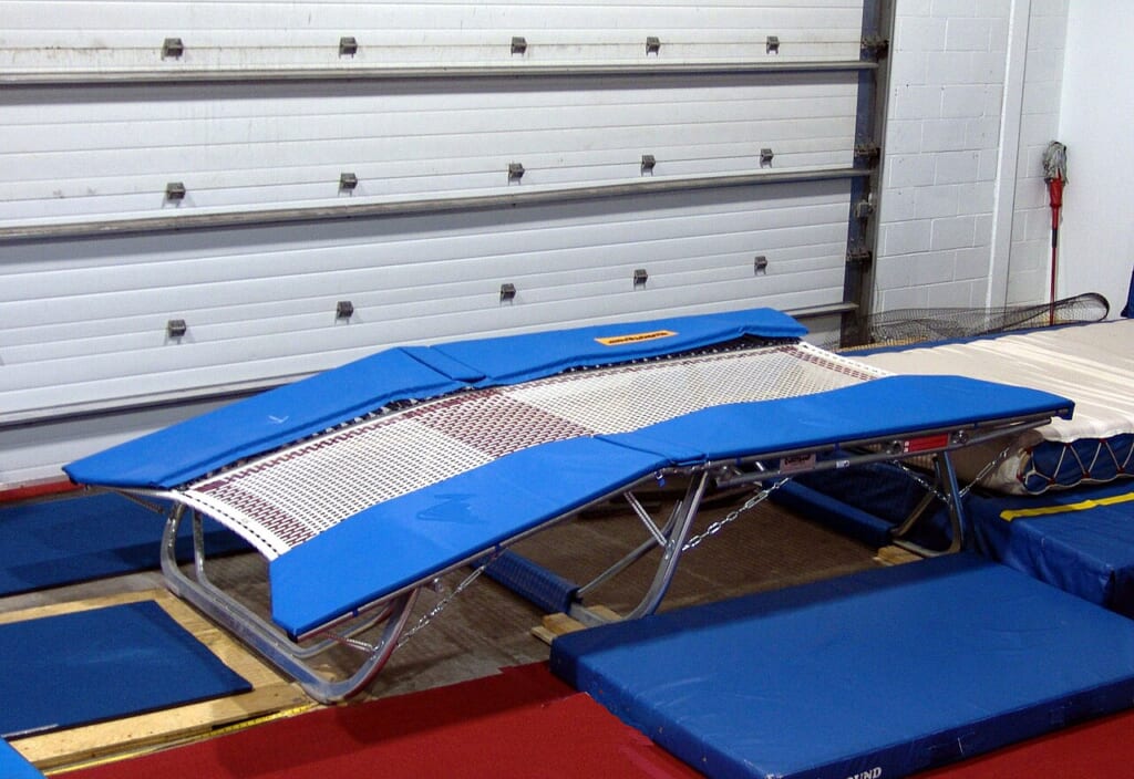 A double mini trampoline | オンザショア立川店 立川駅徒歩1分年中無休の溶岩ホットヨガスタジオ 練習用のダブルミニトランポリンを写した写真跳躍に使う器具の外観 立川駅徒歩1分年中無休の溶岩ホットヨガスタジオ