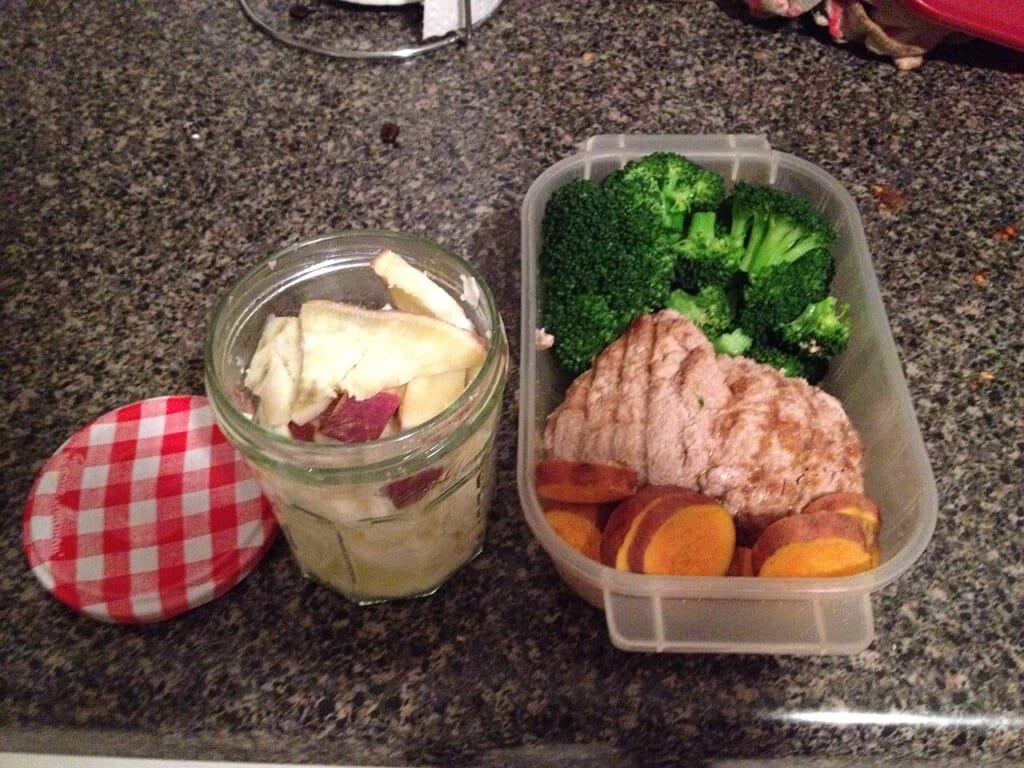 Bodybuilder meal prep | オンザショア立川店 立川駅徒歩1分年中無休の溶岩ホットヨガスタジオ 蒸したサツマイモとブロッコリー七面鳥のひき肉で作ったパティを組み合わせた食事 立川駅徒歩1分年中無休の溶岩ホットヨガスタジオ