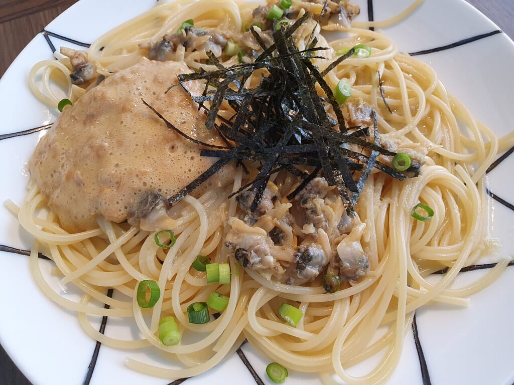 Japanesestyle spaghetti in Shirokane | オンザショア立川店 立川駅徒歩1分年中無休の溶岩ホットヨガスタジオ 和風のスパゲッティを盛り付けた一皿細長い麺を使って調理されたパスタ料理 立川駅徒歩1分年中無休の溶岩ホットヨガスタジオ