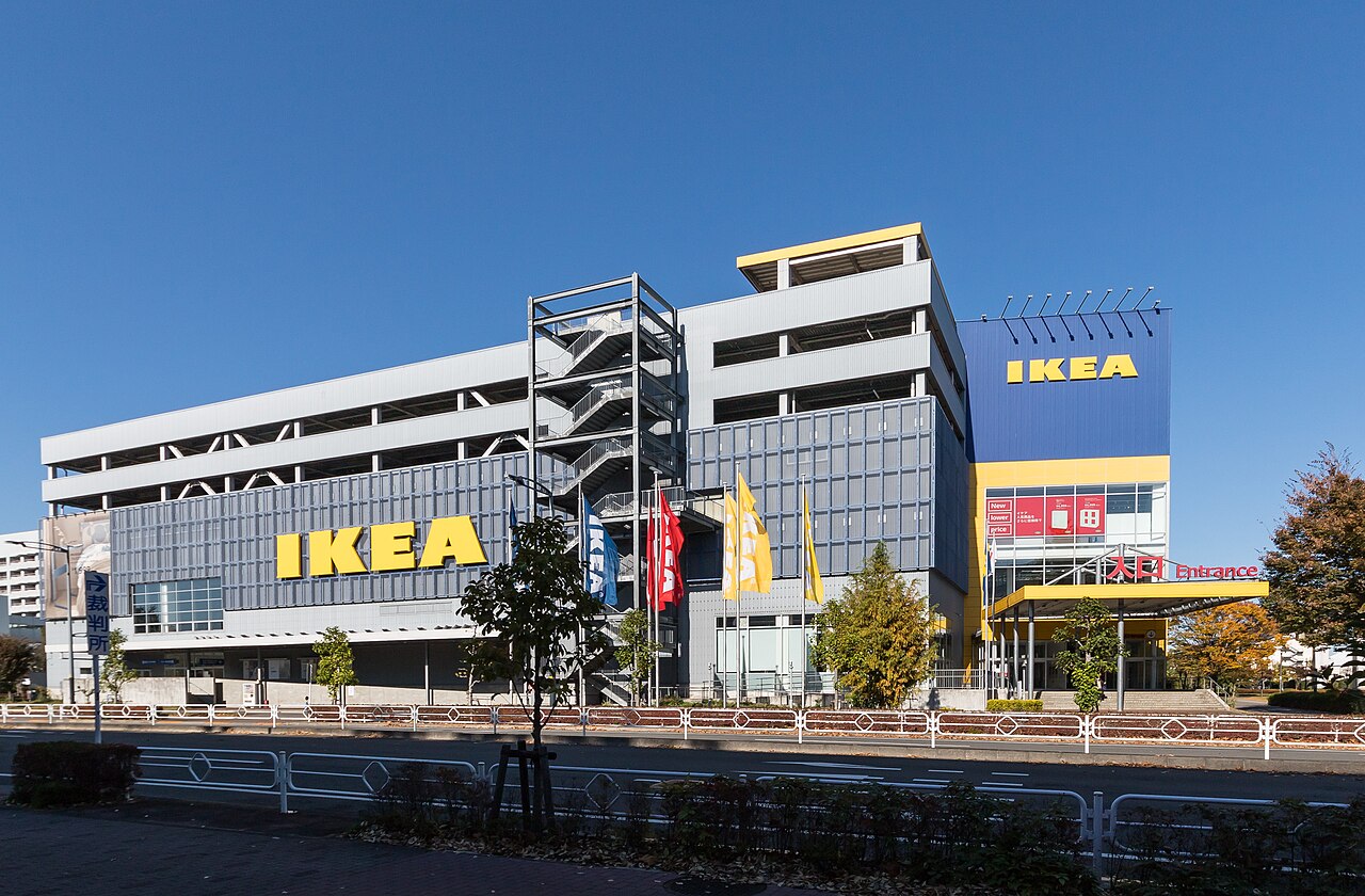 立川市緑町のIKEA立川の外観。青い建物に黄色の看板が掲げられている。