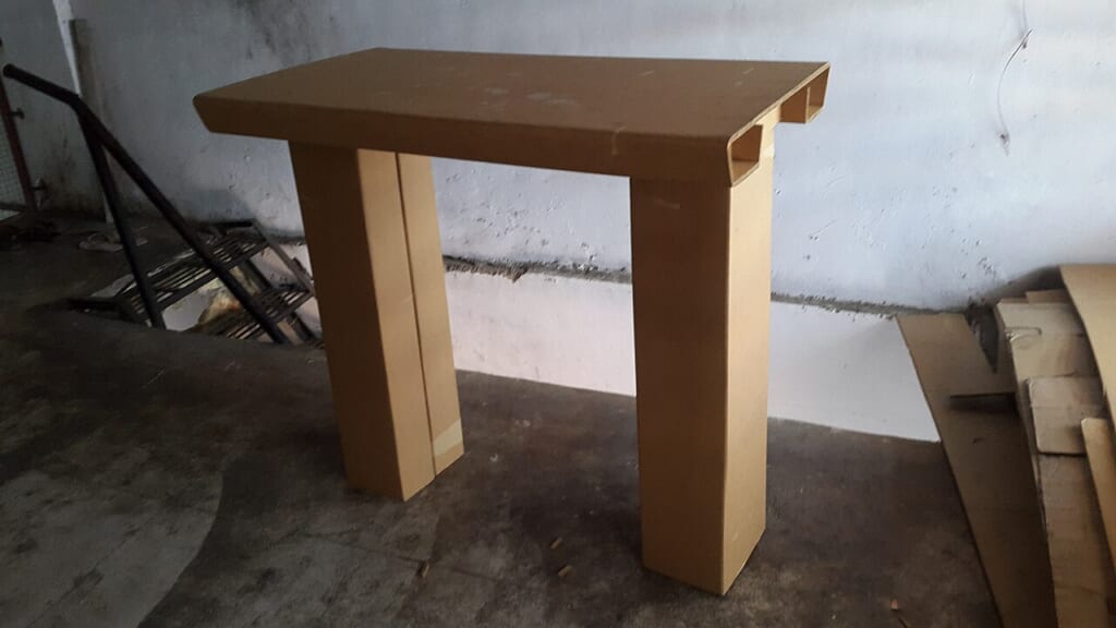Standing Desk by Amrish Kawa 01 | オンザショア立川店 立川駅徒歩1分年中無休の溶岩ホットヨガスタジオ 段ボールで作られた立った姿勢で使うためのスタンディングデスク 立川駅徒歩1分年中無休の溶岩ホットヨガスタジオ